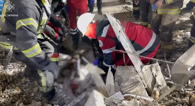В Одесі під завалами багатоповерхівки знайшли ще одну жінку з немовлям (фото)