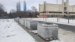 Прибирати не буде: скандальний ЖК «Егоїст» наклав бруківку на тротуар (фото)