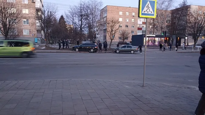 Один з водіїв – у лікарні: деталі моторошної аварії у Луцьку на Відродження
