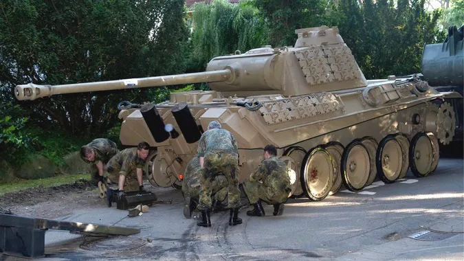 У Німеччині покарають пенсіонера, що зберігав у підвалі танк і нацистську зброю