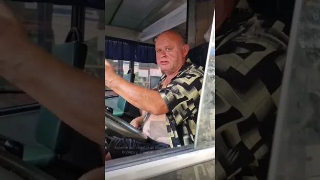 У Луцьку водії маршруток виїхали на зустрічну смугу: проїзд вулицею Винниченка заблоковано (відео)