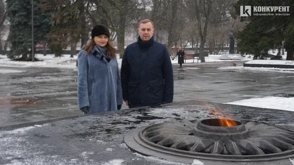 Квіти і Вічний вогонь: Луцьку вшанували пам'ять жертв Другої світової війни (фото, відео)