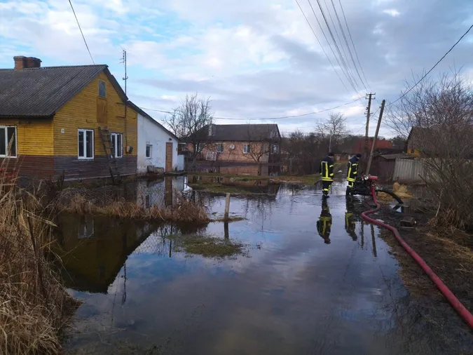 У Луцьку затопило підвали у багатоповерхівці (фото)