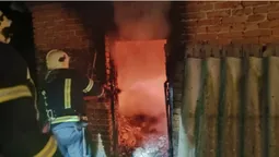 Гасили понад годину: на Волині зранку сталася пожежа (фото)