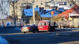 У Луцьку – аварія: авто вилетіло на тротуар і в'їхало у знак (фото)
