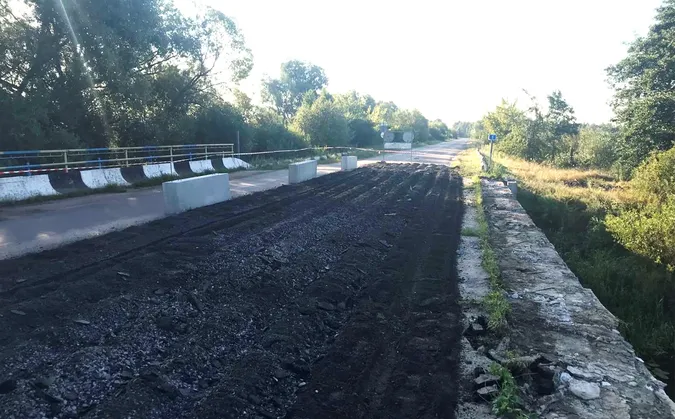 На Волині ремонтують 54-метровий міст через річку (фото)