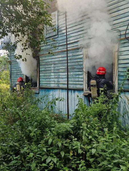 На Волині з палаючого будинку люди дістали чоловіка (фото)