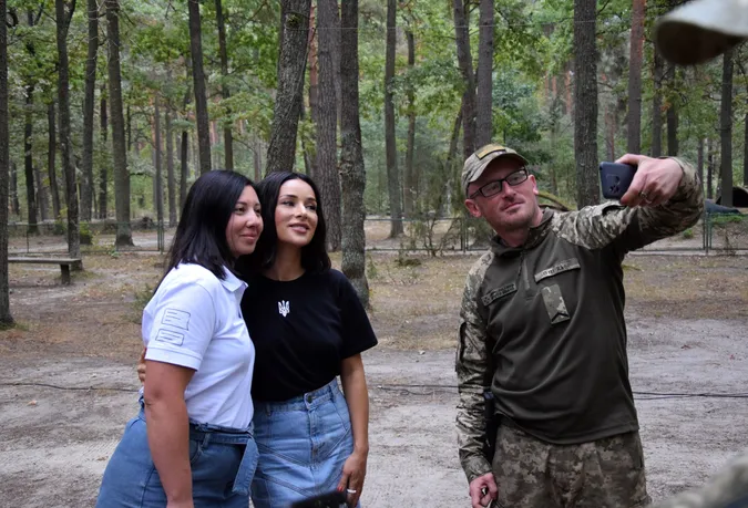 Відомі співачки «перезавантажили» волинських прикордонників (фото)