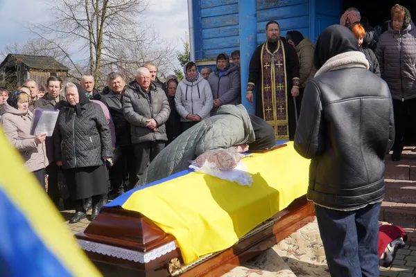 Дві громади у жалобі: на Волині в останню дорогу провели захисника Андрія Гудика (фото)