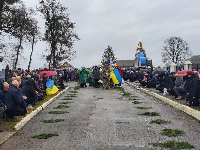 Сумне Різдво: у Маневичах попрощалися з Героєм Іллею Фоміним