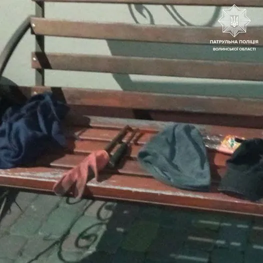 Мав лом, зубило та ліхтарики: у Ковелі чоловік нишпорив у чужому авто