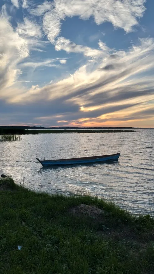 Магія волинського вечора: мережу підкорюють неймовірні краєвиди вечірнього Світязя (фото)