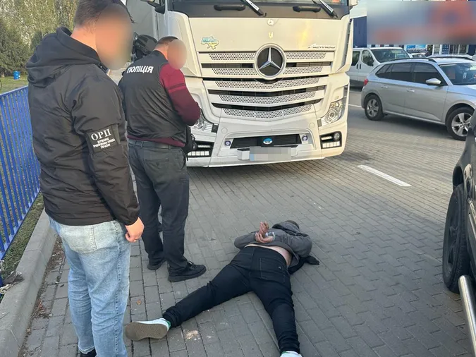 Схема на майже 3 млн грн: на Волині викрили продаж «гуманітарних» авто для ЗСУ (фото)