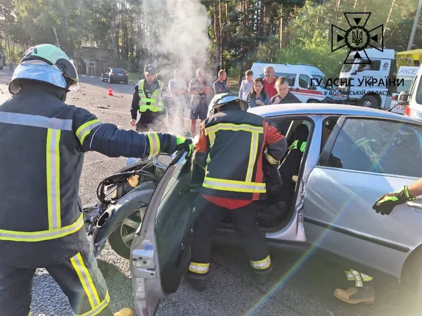 Смертельна ДТП на Волині: тіло водія легковика деблокували рятувальники (фото)