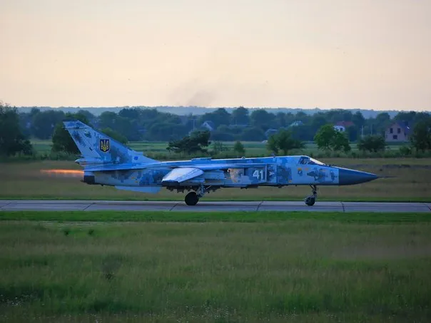 Львів'янин показав, як над Луцьком літають бомбардувальники (фото)
