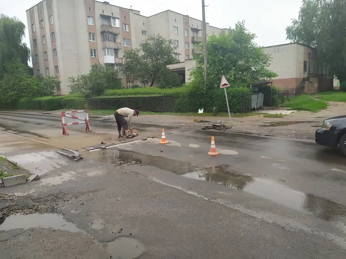 У Луцьку на Писаревського перемощують «лежачі поліцейські» (фотофакт)