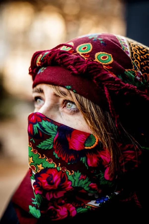 Флешмоб із хусткою: відомі волинянки поділилися світлинами (фото)