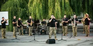 Музика, що об’єднує: у центрі Луцька військовий оркестр виступив просто неба (фото, відео)