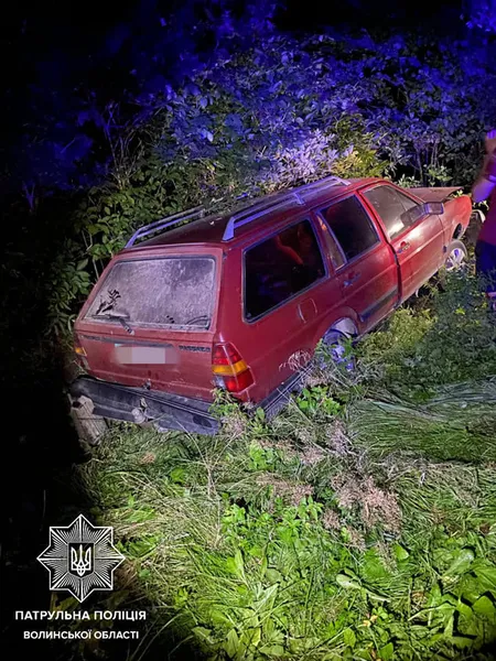 Розірвалося колесо: на Волині несправна BMW врізалась у «фольксваген» (фото, відео)