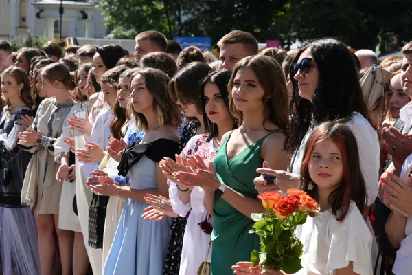 160 золотих та 43 срібних: у Луцьку вручили медалі випускникам (фото, відео)
