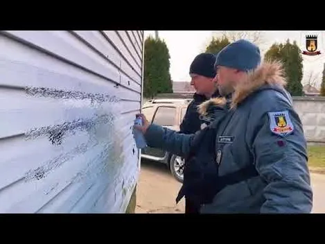 На фасадах і парканах: у Луцьку замалювали адреси телеграм-каналів, на яких продають наркотики (відео)