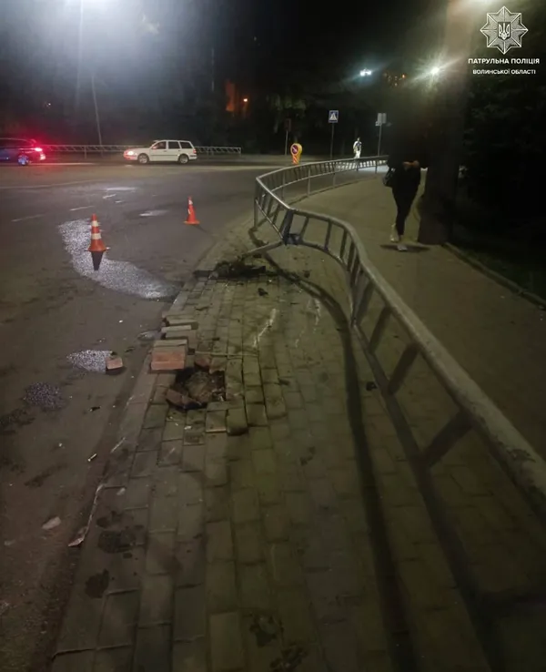 У Луцьку на Набережній «мерс» влетів в огорожу