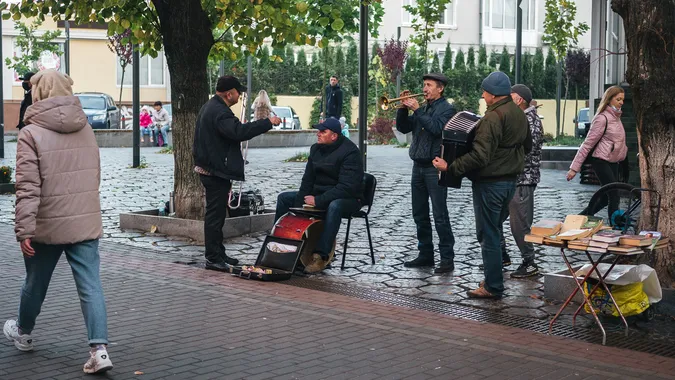 Трохи сонця, кольорів і тепла: листопад на вулицях Луцька (фото)