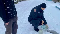 Перевіряли «точки»: на Волині поліцейські вилили десятки літрів самогону (фото)