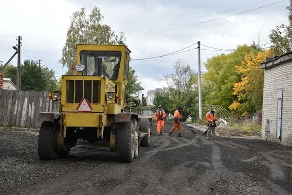 Показали, як ремонтують прибудинкові території на чотирьох вулицях Луцька (фото)