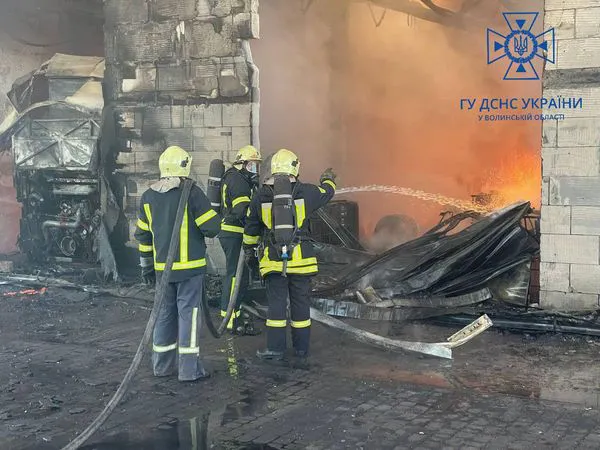 На Волині – пожежа: згоріли два автобуси і гараж (фото, відео)