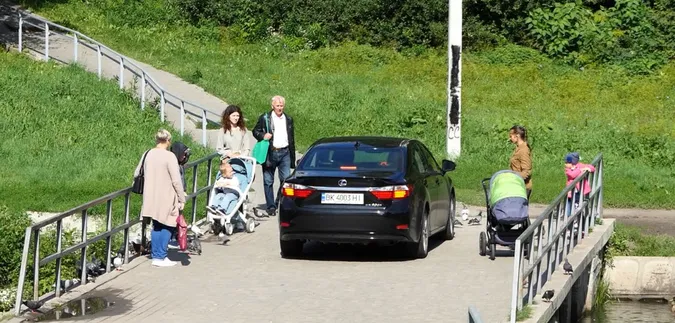 У Луцьку Lexus «заблукав» у парку 900-річчя (відео)
