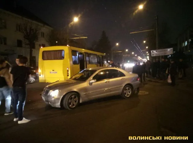 У Луцьку Mercedes влетів у маршрутку (фото)