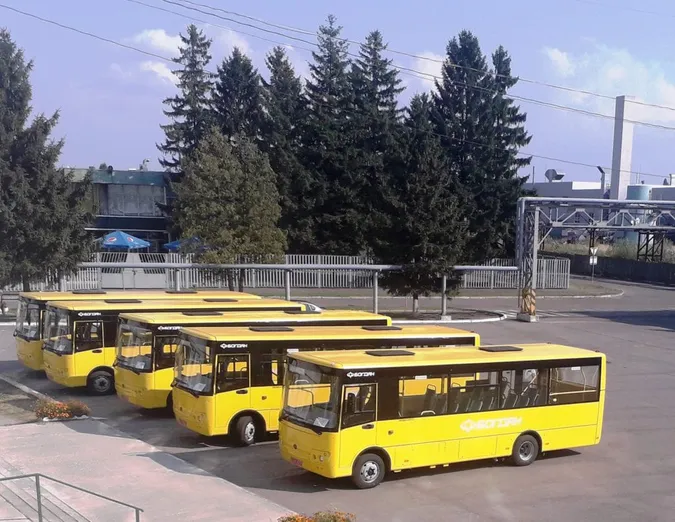 Пристосовані для візків: Луцьк склав для Краматорська п’ять автобусів (фото)