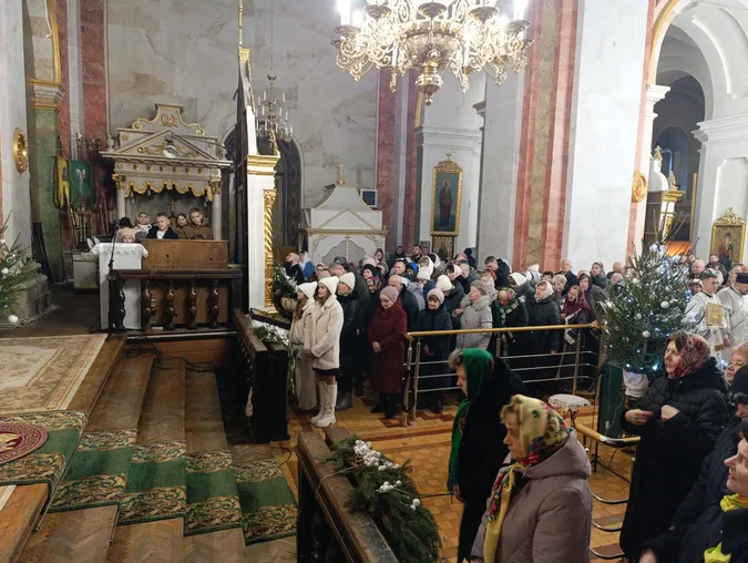 Молитви і колядки: у луцькому соборі Святої Трійці провели різдвяну службу (фото)