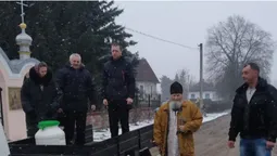 У селі на Волині священник освятив водою вулиці (фото)