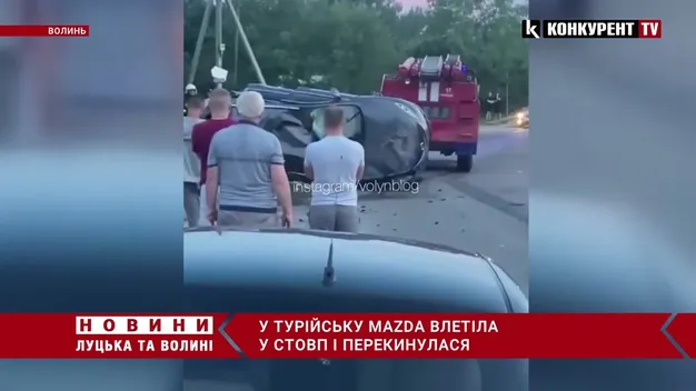У Турійську Mazda врізалась у стовп і перекинулася (відео)