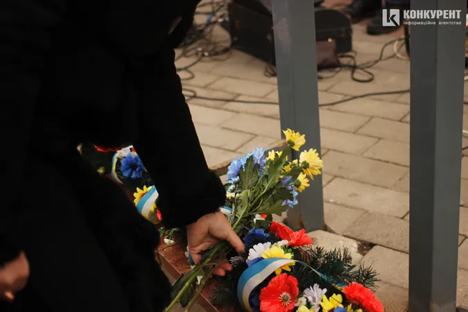 Квіти та сотні людей: у Луцьку вшанували пам'ять героїв Небесної Сотні (фото, відео)