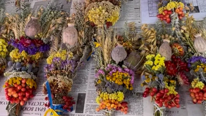 У Луцьку вже продають «маковійчики»: скільки коштують святкові букети (фото)