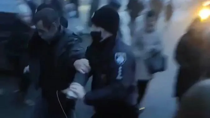 Вивели п'яного з маршрутки: у Луцьку поліція силою пов'язала чоловіка (відео)