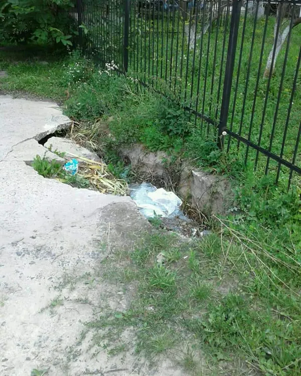 У Луцьку біля житлових будинків утворилося провалля (фото)
