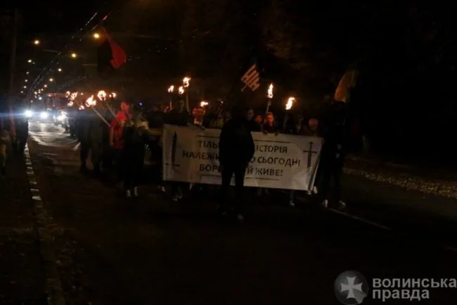 Патріоти зі смолоскипами вийшли на вулиці Луцька (фото) 