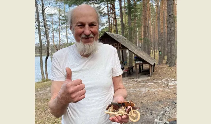 Волинянин 25 років живе біля озера і перетворив його берег на справжню казку (фото)