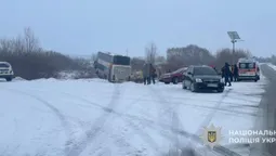 Автобус злетів з траси Львів – Луцьк: троє пасажирок травмовані (фото)