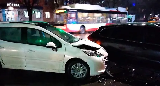 У Луцьку вночі на Відродження сталися дві ДТП (фото, відео)