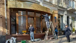 Знайти буде важче: демонтували вивіску скандальної луцької "Юнони" (фото)