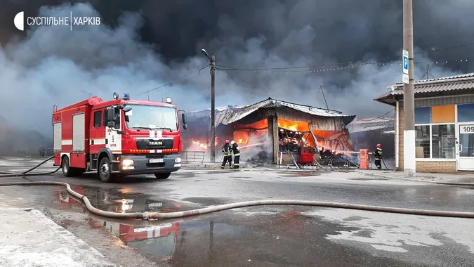 Окупанти підпалили найбільший ринок у Східній Європі (фото)