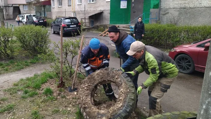 У Луцьку з дворів прибирають автомобільні шини (фото, відео)