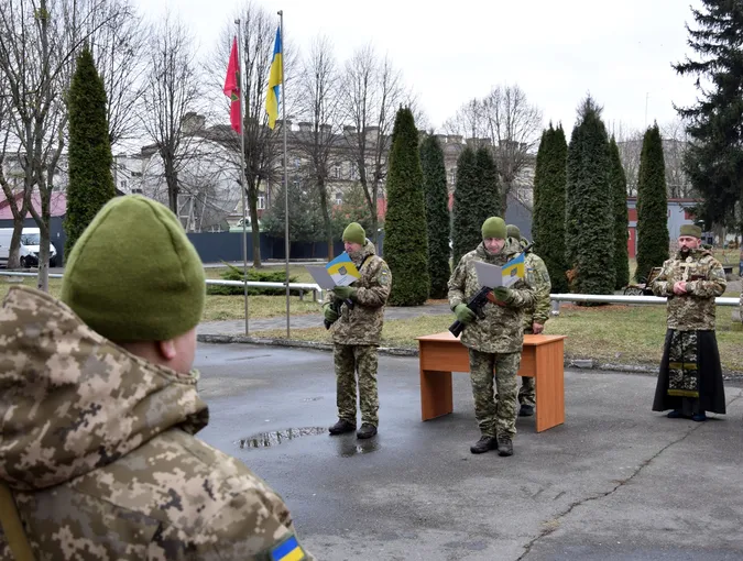 Юні та не дуже: у Луцьку новобранці-прикордонники склали присягу (фото)
