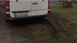 Як перетворити газон на місиво з багнюки: майстер-клас від луцьких водіїв (фото)