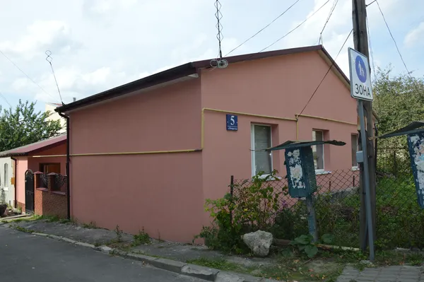 Будинок на П'ятницькій Гірці, 5 належить до ветхого фонду, але жителі привели його до ладу